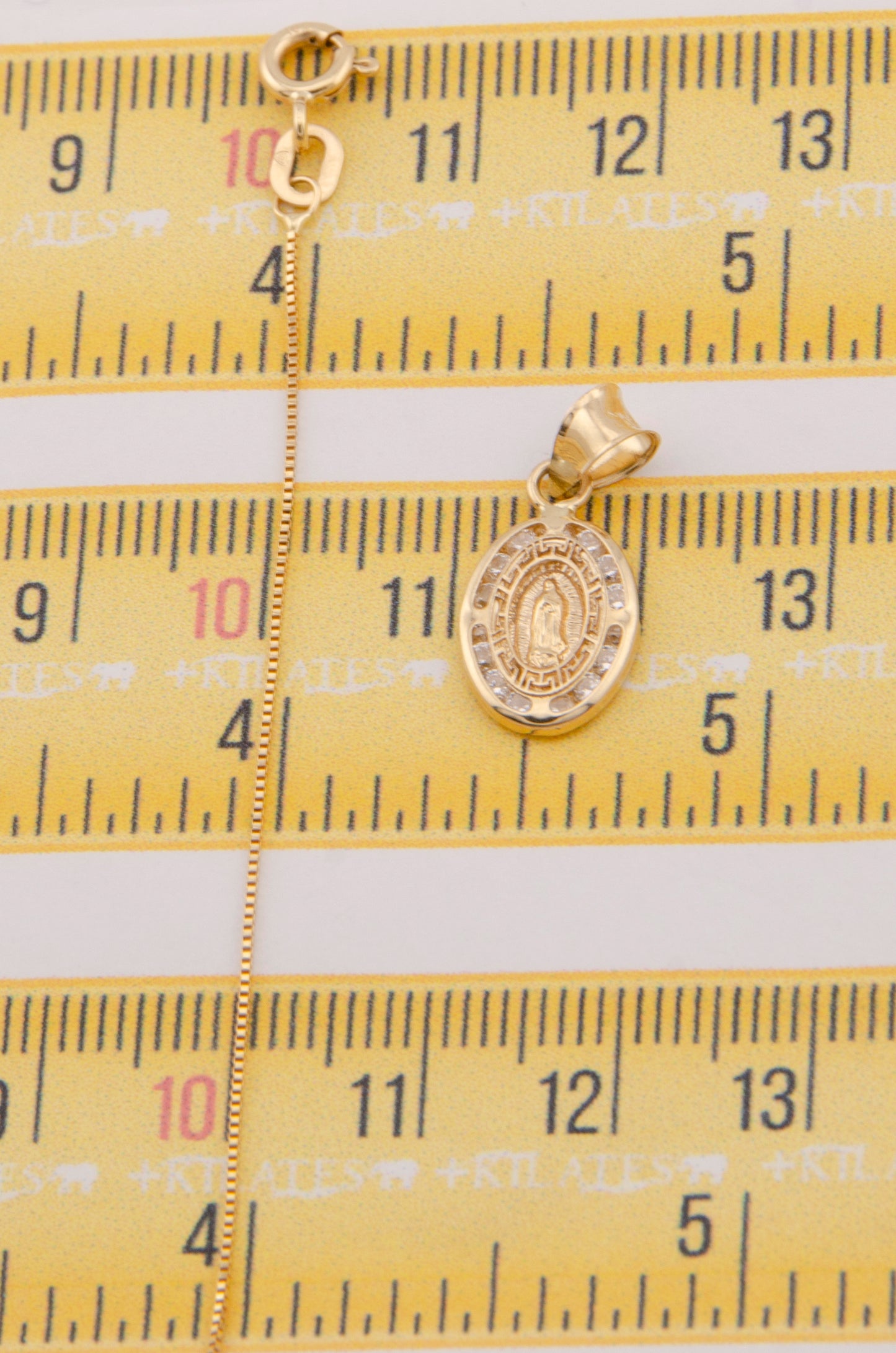 "CADENA DE 50CM PARA ADULTO ESTILO FINITA CON DIJE OVALADO PEQUEÑO DE LA VIRGEN. ORO 10K #775-3483"