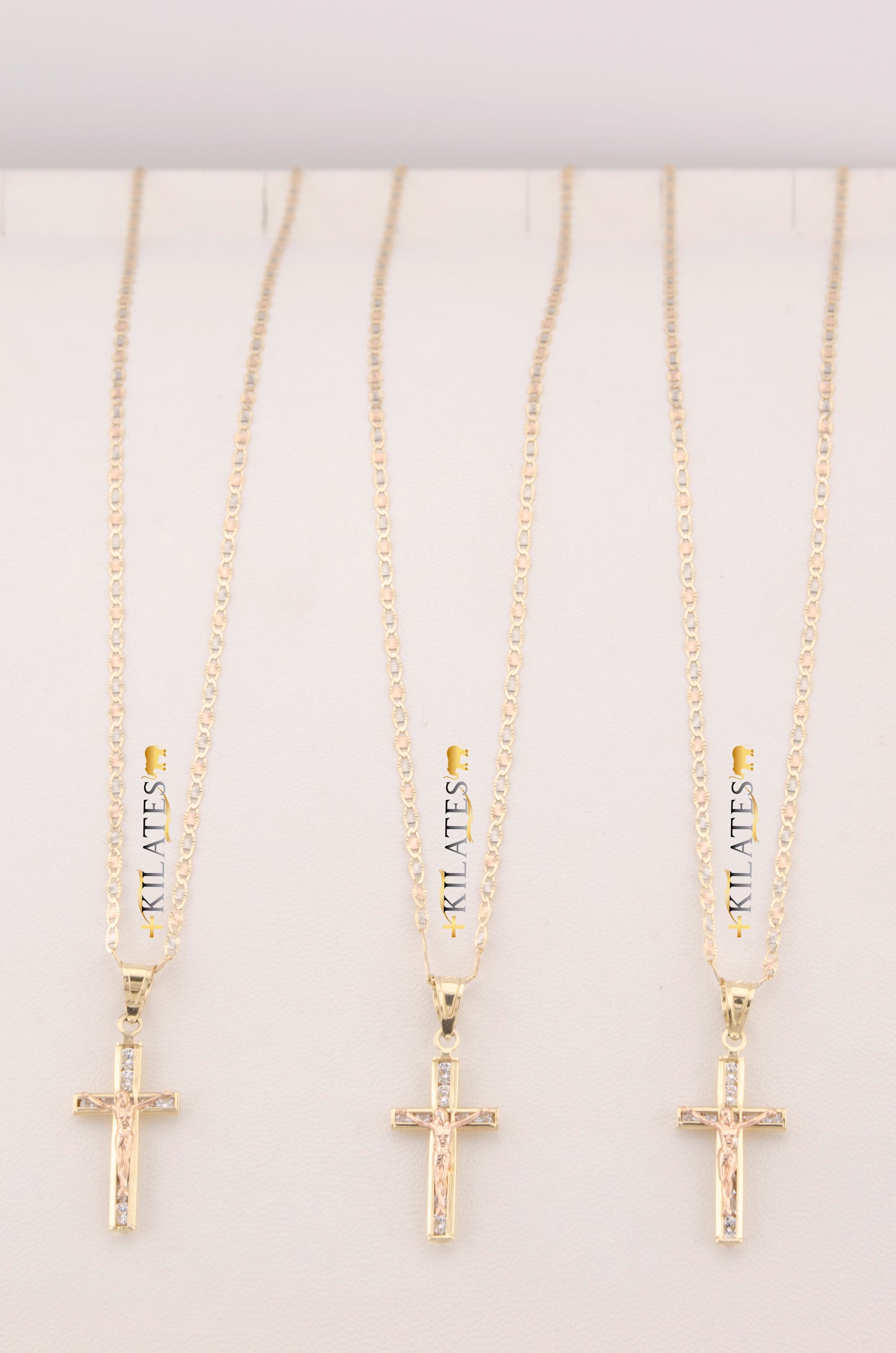 "CADENA DE 50CM PARA DAMA ESTILO 3 OROS CON DIJE DE CRUZ CON JESUCRISTO. ORO 10K #775-3497"