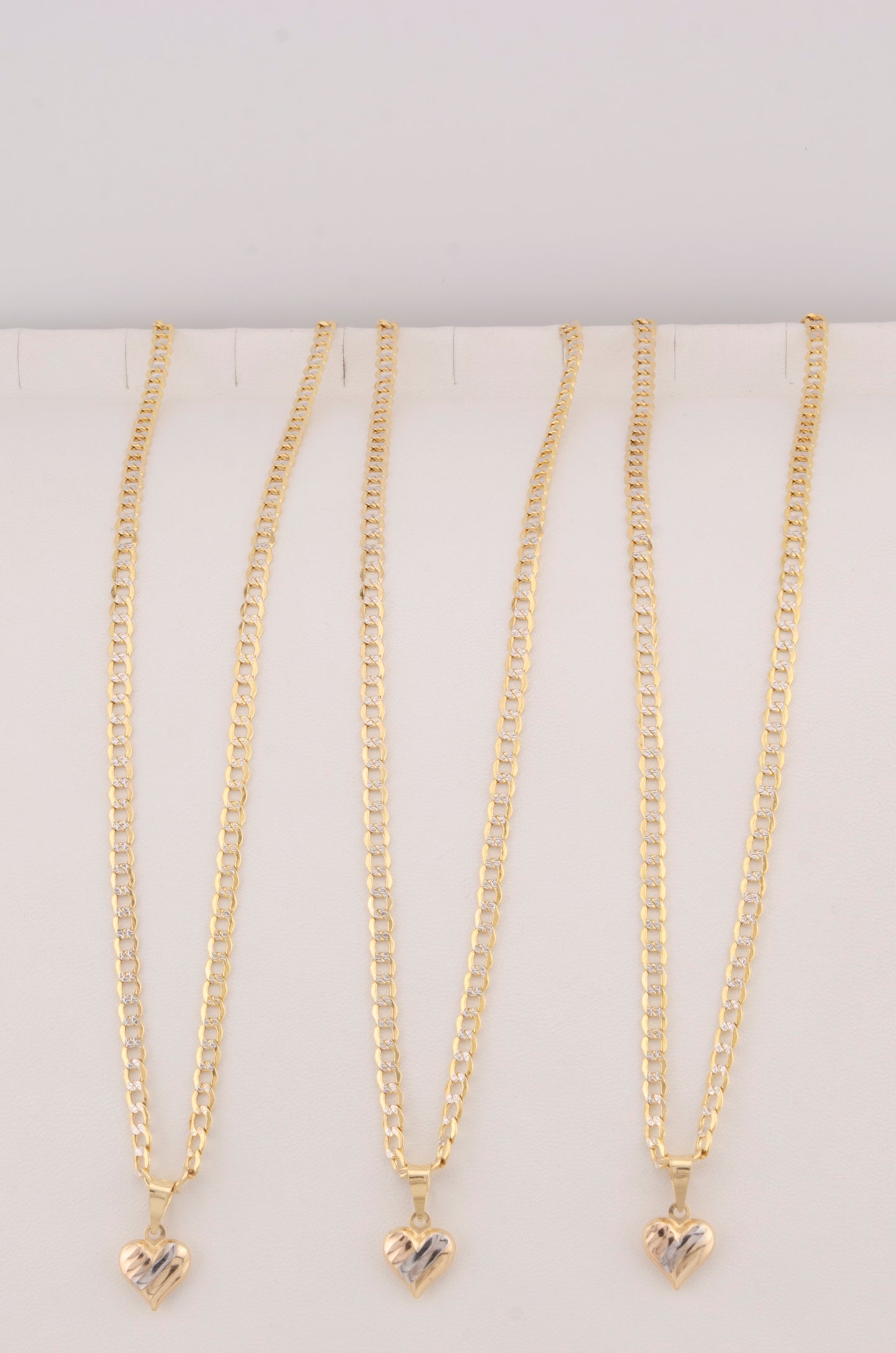 "CADENA DE 50CM PARA DAMA ESTILO CUBANA DIAMANTADA CON DIJE DE CORAZON DIJE 3 TONOS PEQUEÑO. ORO 10K #775-3508"