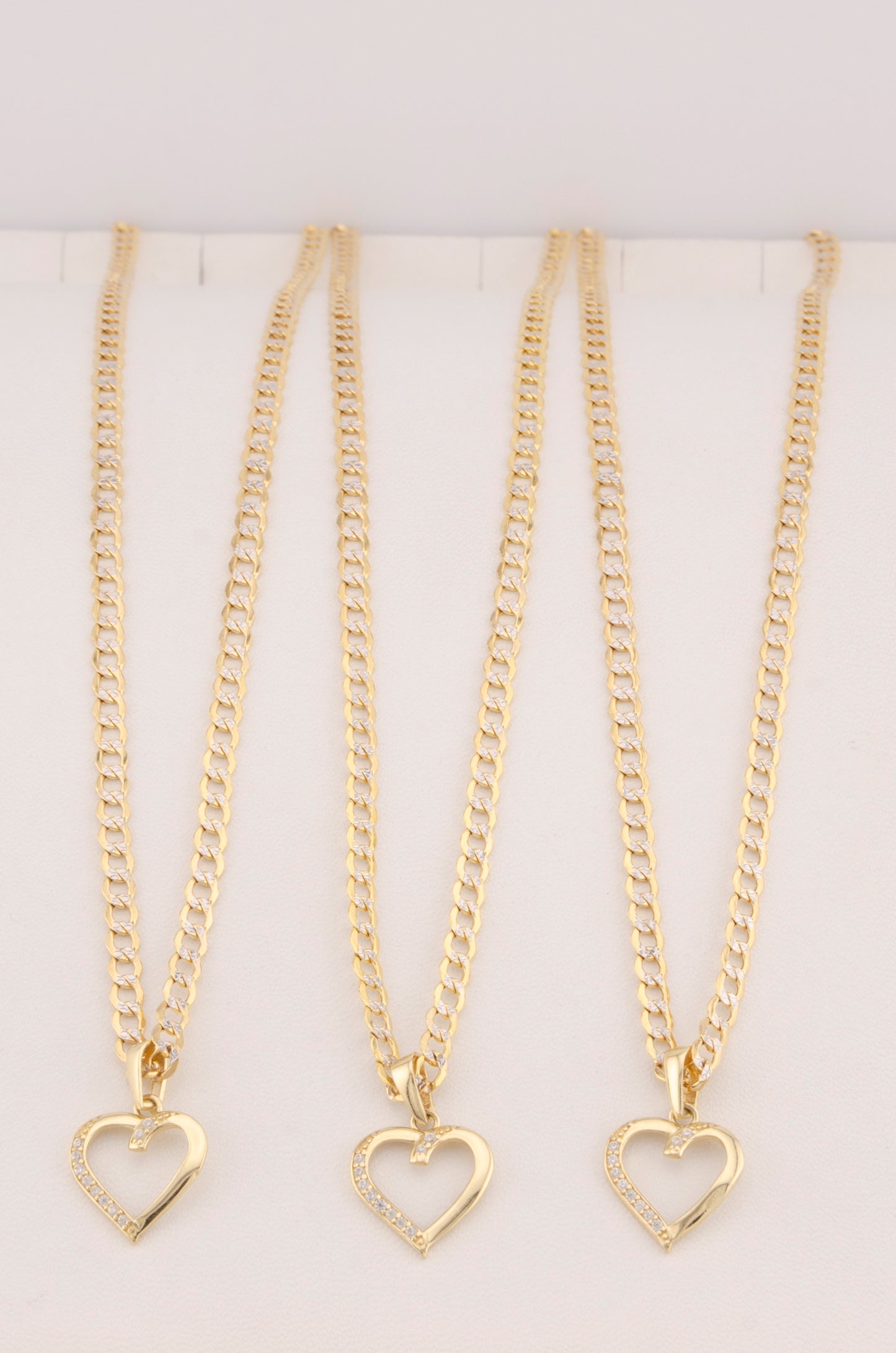 "CADENA DE 50CM PARA DAMA ESTILO CUBANA DIAMANTADA CON DIJE DE CORAZON CON ZIRCONIA BLANCA. ORO 10K #775-3511"
