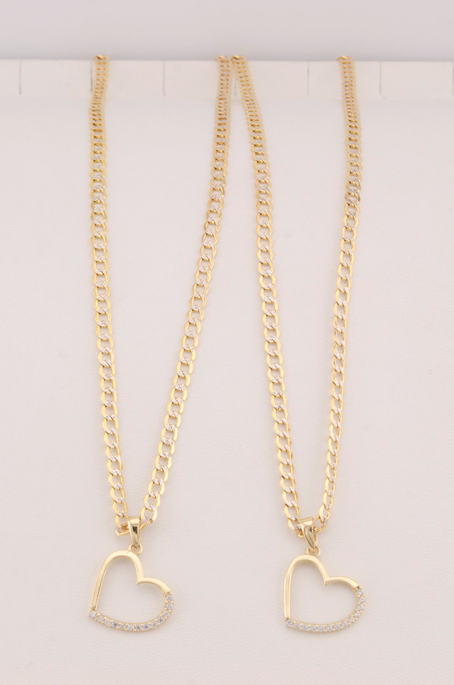 "CADENA DE 50CM PARA DAMA ESTILO CUBANA DIAMANTADA CON DIJE DE CORAZON CON ZIRCONIA BLANCA. ORO 10K #775-3514"