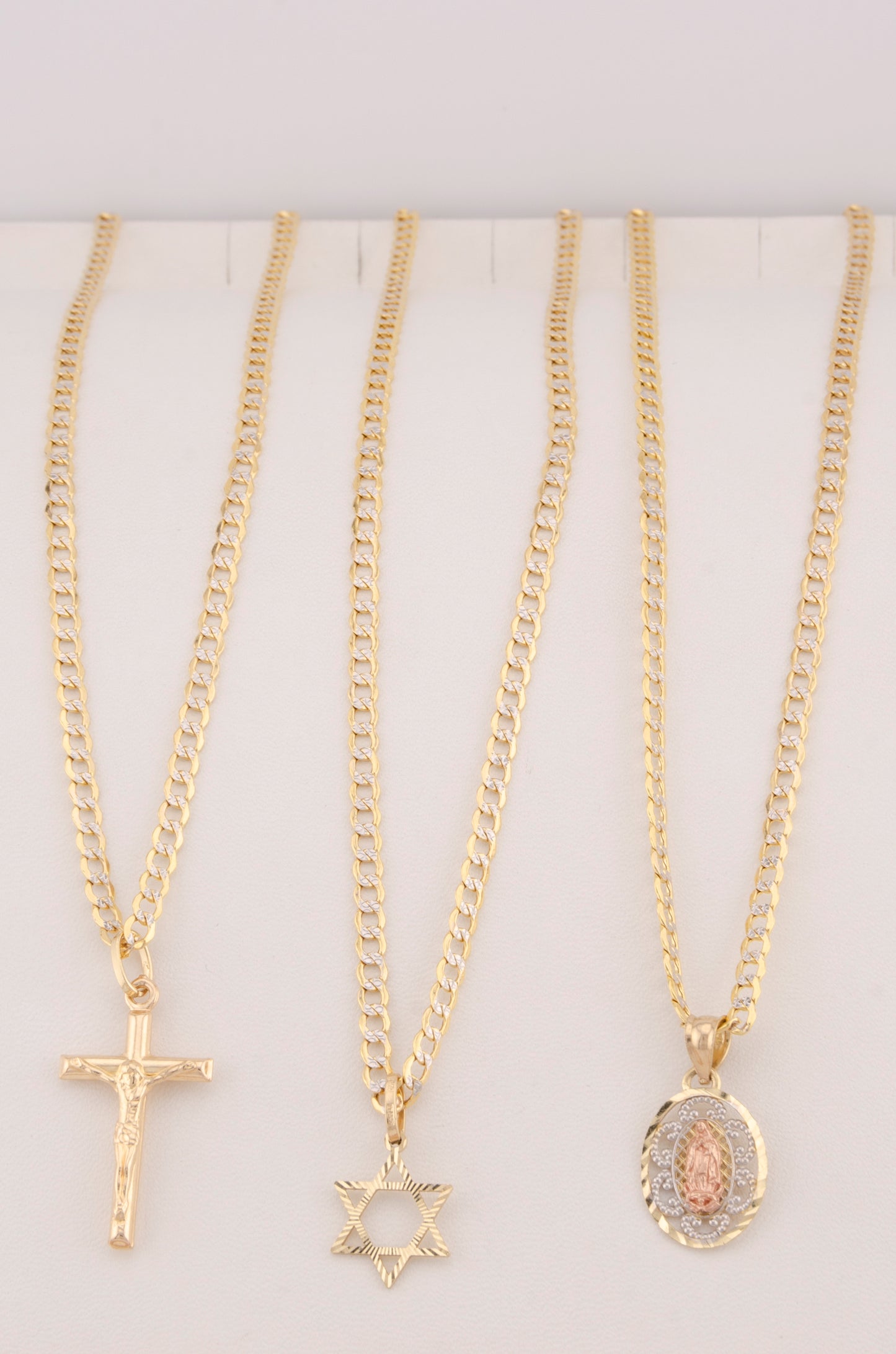 "CADENA DE 50CM PARA DAMA ESTILO CUBANA DIAMANTADA CON PLACA 3 TONOS DE LA VIRGEN. ORO 10K #775-3523"