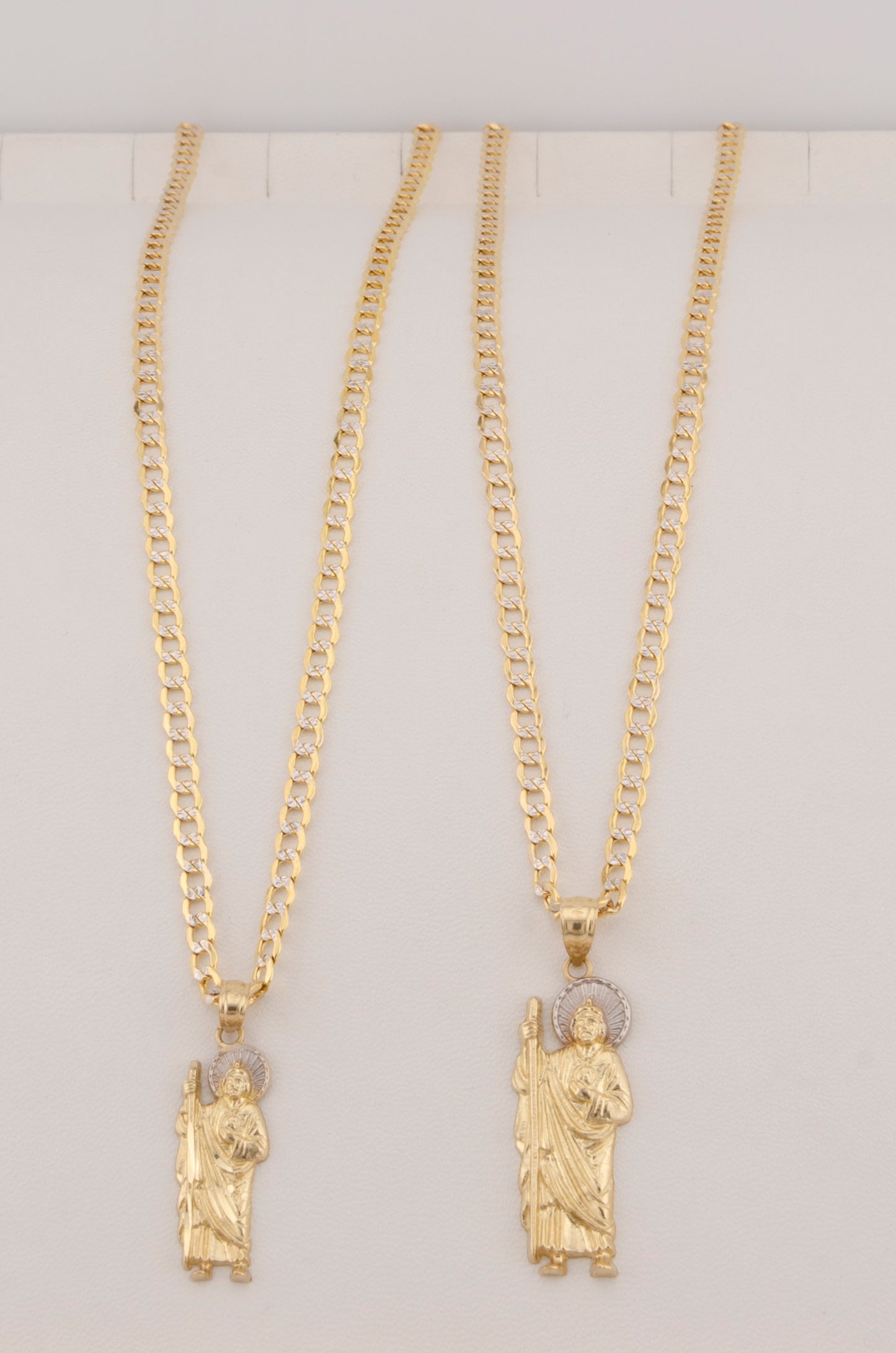 "CADENA DE 50CM PARA DAMA ESTILO CUBANA DIAMANTADA CON DIJE DE SAN JUDAS TADEO GRANDE. ORO 10K #775-3524"