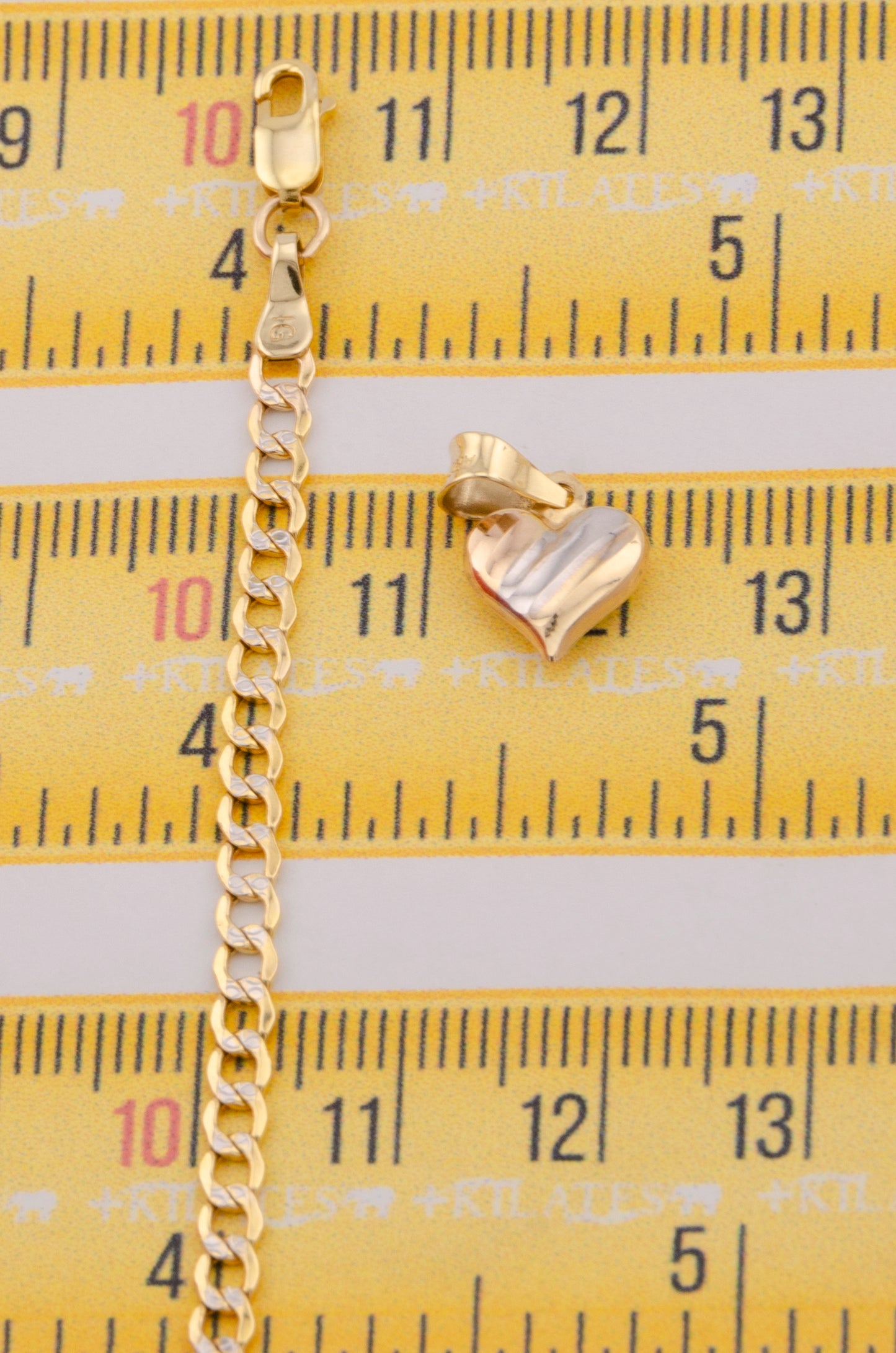 "CADENA DE 50CM PARA DAMA ESTILO CUBANA DIAMANTADA CON DIJE DE CORAZON DIJE 3 TONOS PEQUEÑO. ORO 10K #775-3508"