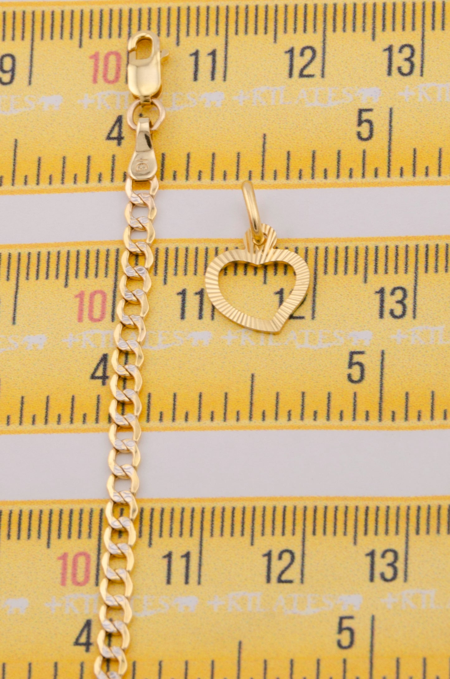 "CADENA DE 50CM PARA DAMA ESTILO CUBANA DIAMANTADA CON DIJE DE CORAZON DORADO. ORO 10K #775-3509"