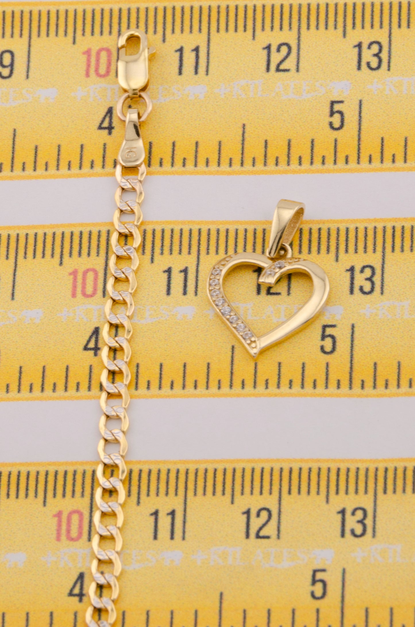 "CADENA DE 50CM PARA DAMA ESTILO CUBANA DIAMANTADA CON DIJE DE CORAZON CON ZIRCONIA BLANCA. ORO 10K #775-3511"