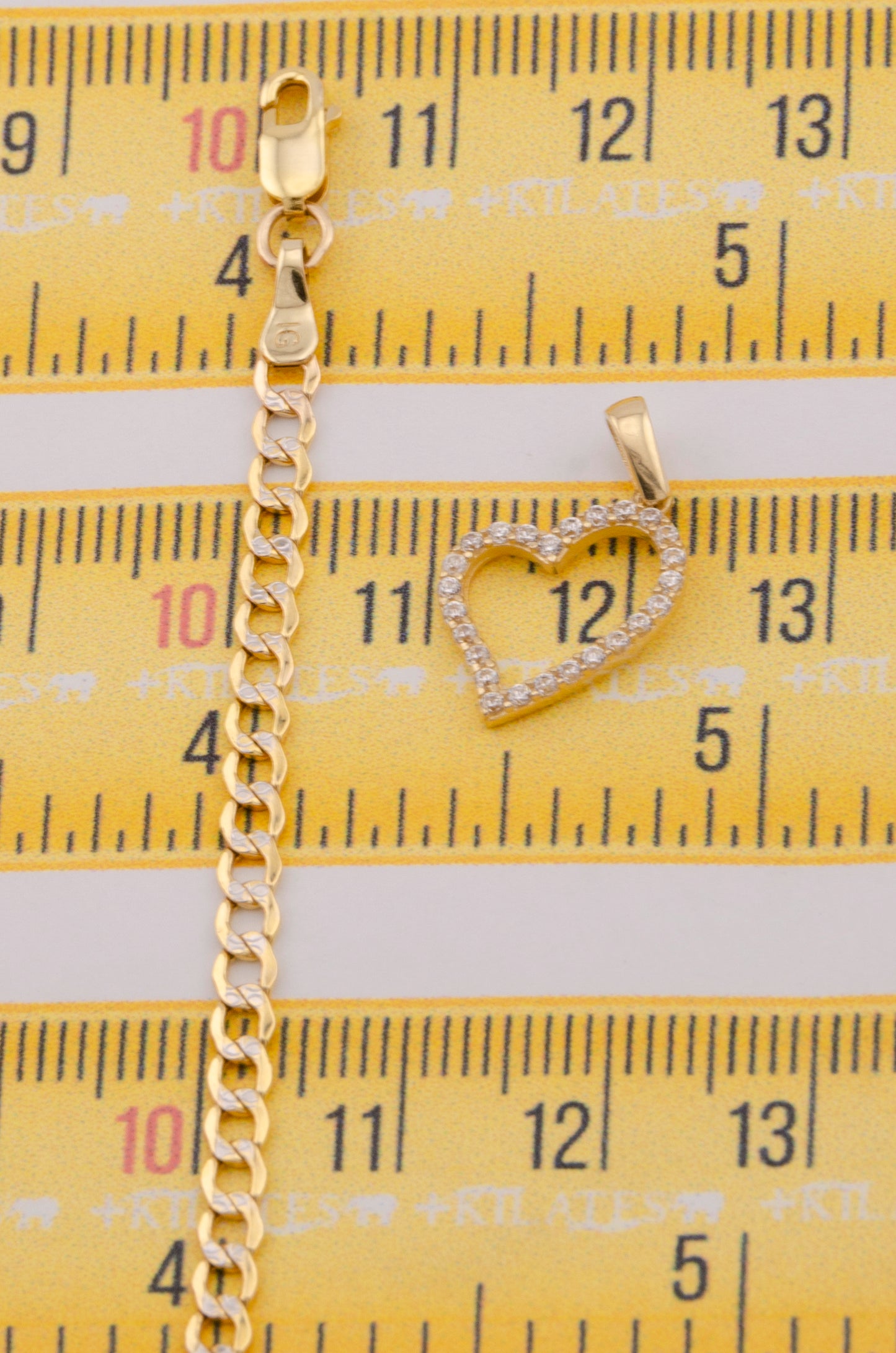 "CADENA DE 50CM PARA DAMA ESTILO CUBANA DIAMANTADA CON DIJE DE CORAZON CON ZIRCONIA BLANCA. ORO 10K #775-3512"