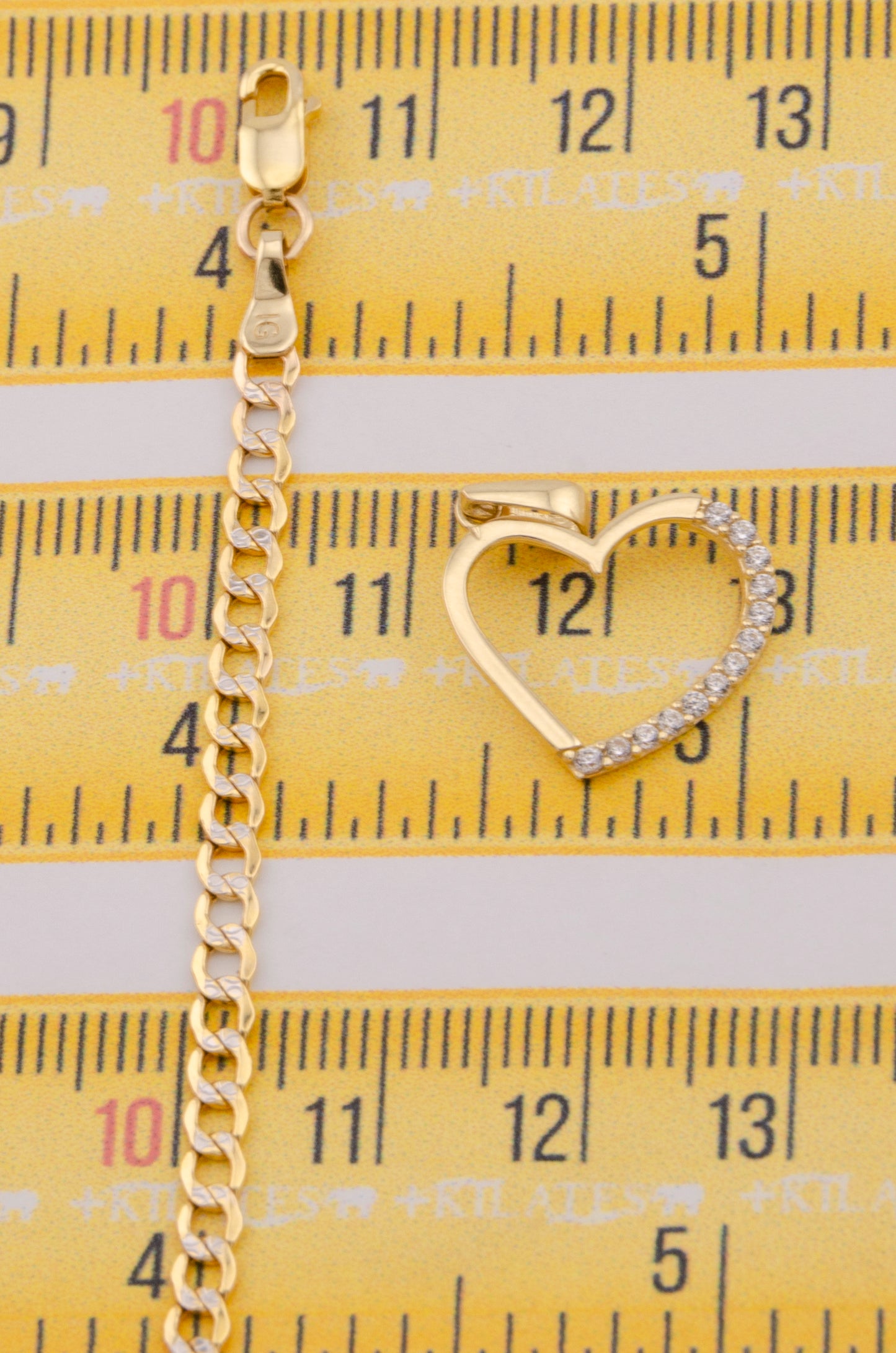 "CADENA DE 50CM PARA DAMA ESTILO CUBANA DIAMANTADA CON DIJE DE CORAZON CON ZIRCONIA BLANCA. ORO 10K #775-3514"