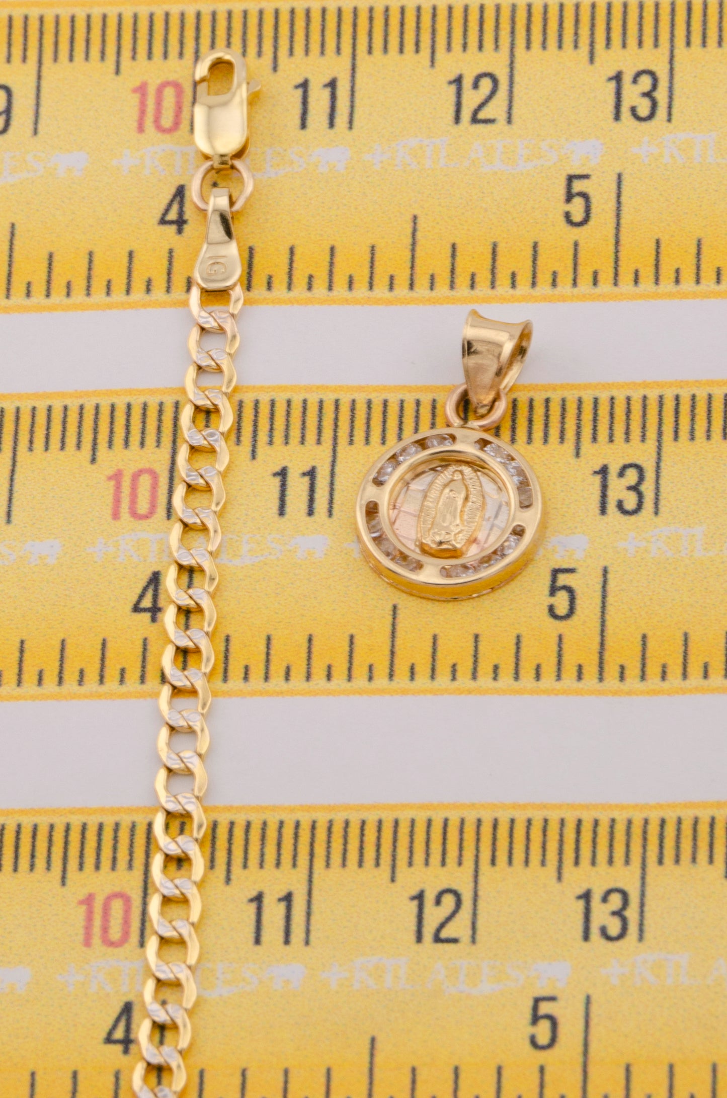 "CADENA DE 50CM PARA DAMA ESTILO CUBANA DIAMANTADA CON DIJE REDONDO PEQUEÑO DE LA VIRGEN. ORO 10K #775-3515"