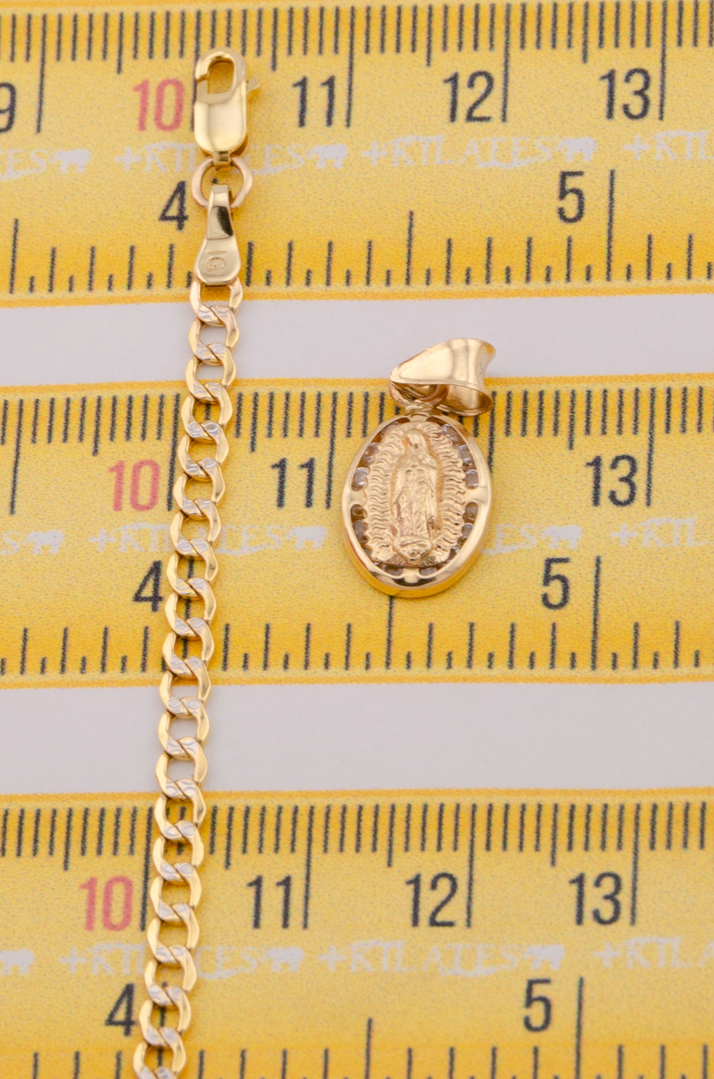 "CADENA DE 50CM PARA DAMA ESTILO CUBANA DIAMANTADA CON DIJE OVALADO PEQUEÑO DE LA VIRGEN. ORO 10K #775-3516"