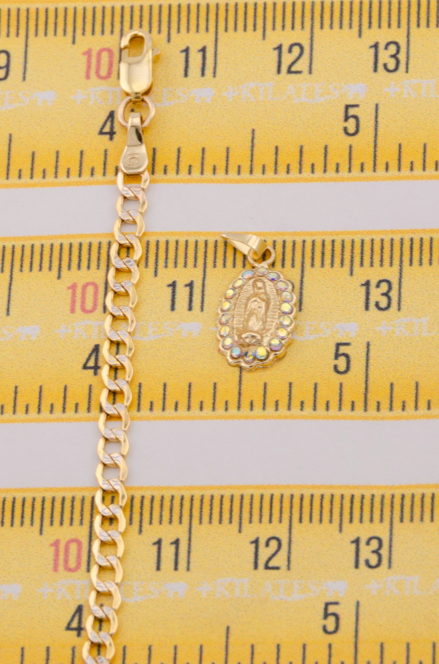 "CADENA DE 50CM PARA DAMA ESTILO CUBANA DIAMANTADA CON DIJE DE LA VIRGEN CON ZIRCONIA TORNASOL. ORO 10K #775-3517"