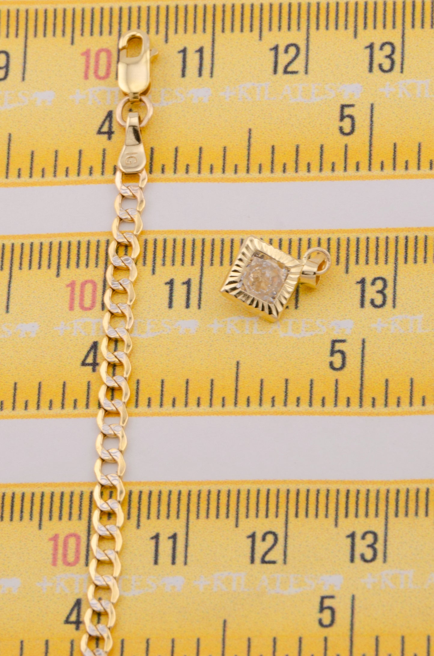 "CADENA DE 50CM PARA DAMA ESTILO CUBANA DIAMANTADA CON DIJE CUADRADO CON ZIRCONIA BLANCA. ORO 10K #775-3518"