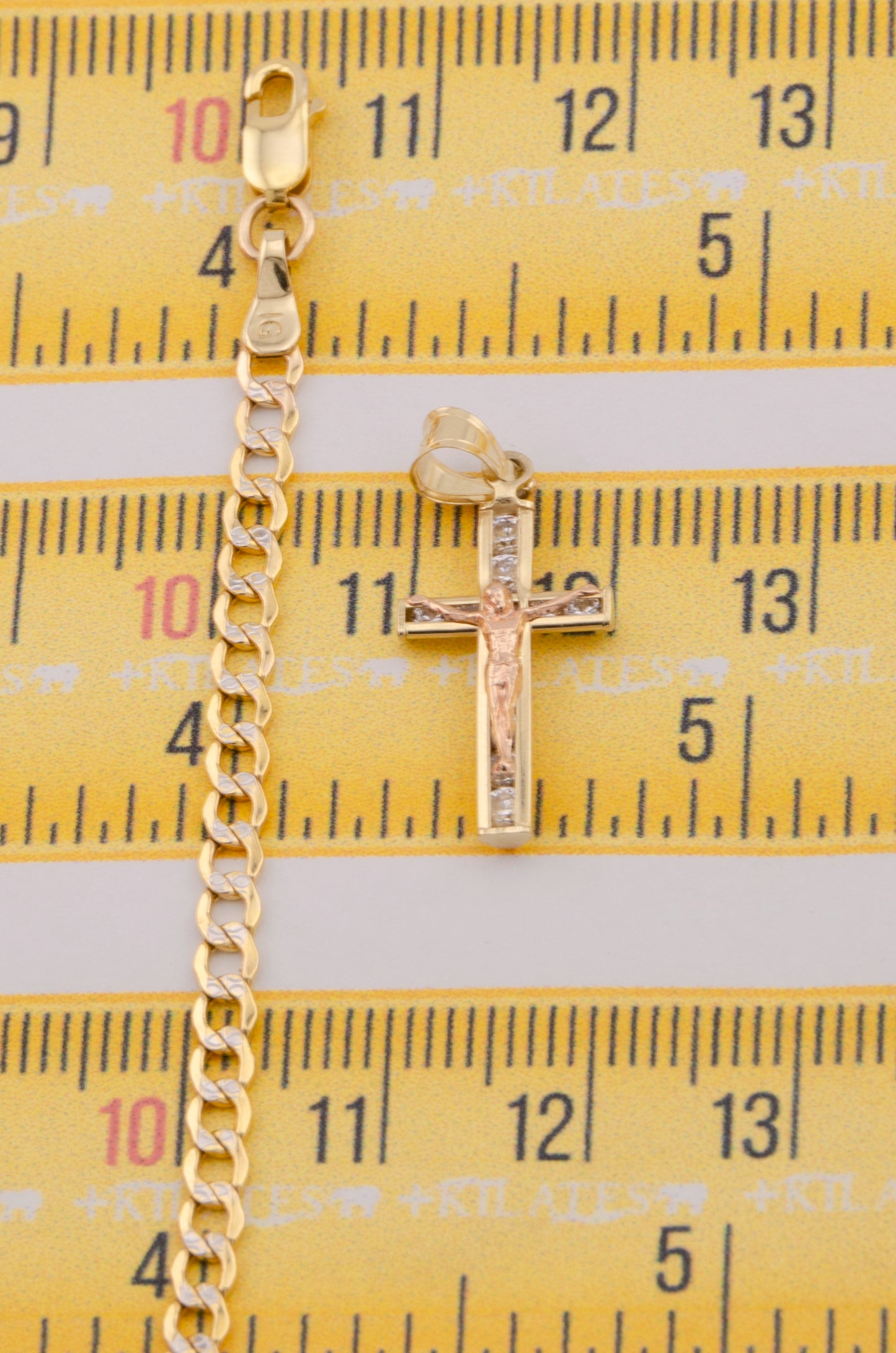 "CADENA DE 50CM PARA DAMA ESTILO CUBANA DIAMANTADA CON DIJE DE CRUZ. ORO 10K #775-3520"