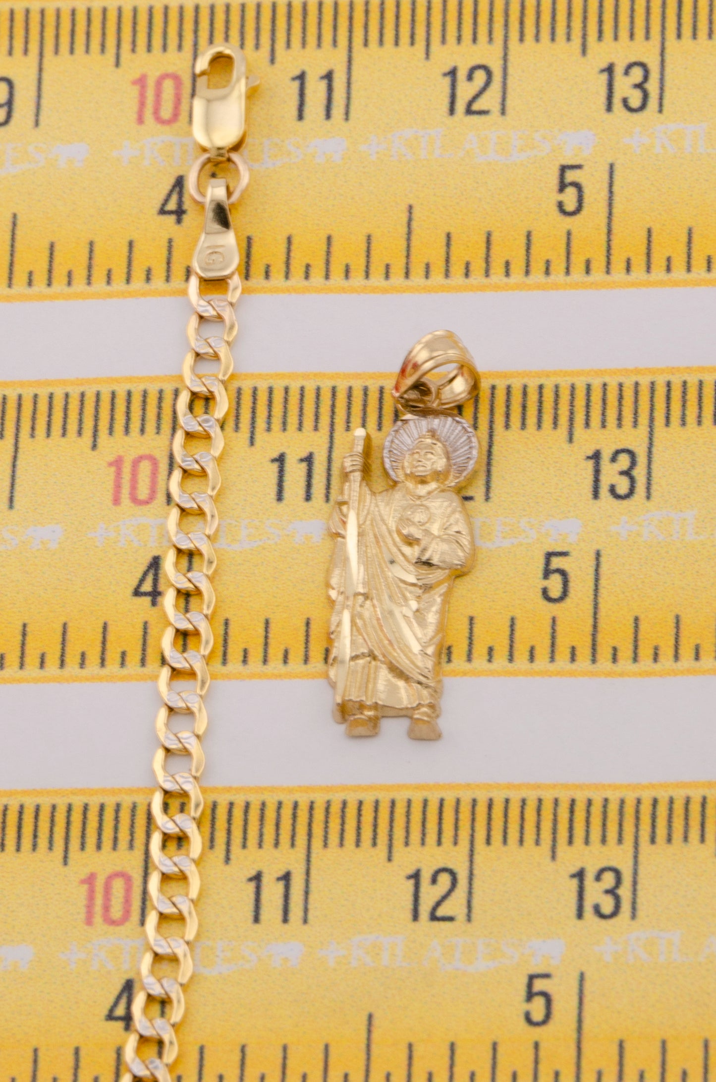 "CADENA DE 50CM PARA DAMA ESTILO CUBANA DIAMANTADA CON DIJE DE SAN JUDAS TADEO MEDIANO. ORO 10K #775-3525"