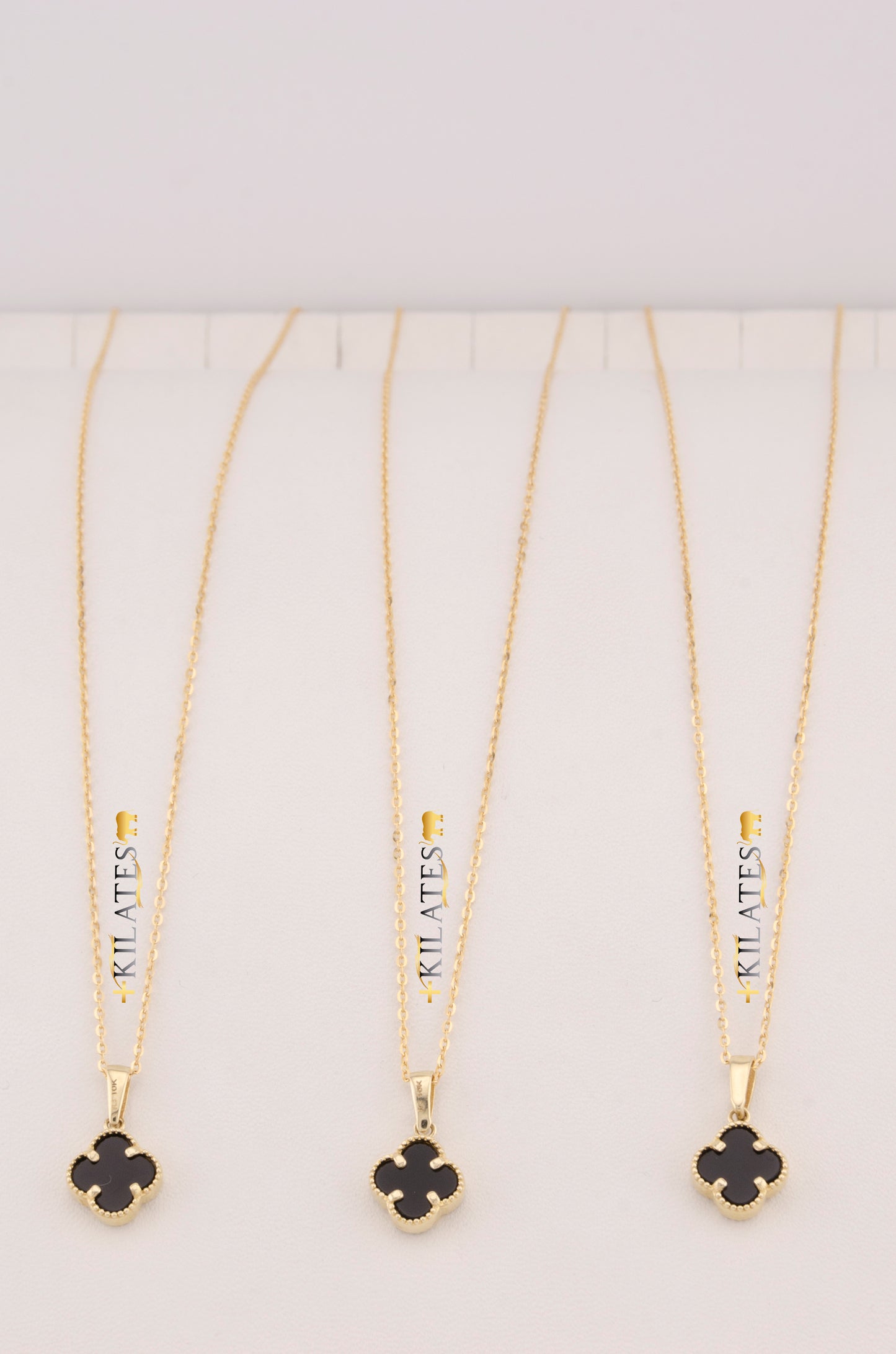 "CADENA DE 50CM PARA DAMA ESTILO CUADRADA SOLIDA CON DIJE DE TREBOL VAN CLEEF NEGRO. ORO 10K #775-3533"