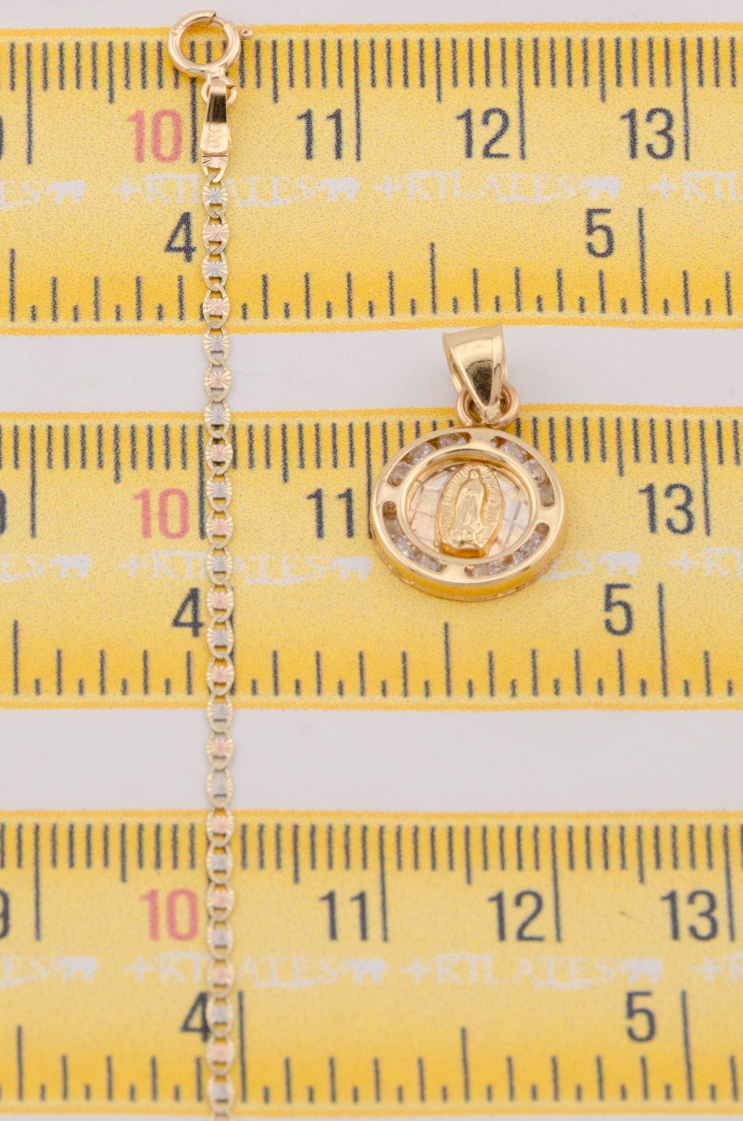 "CADENA PARA DAMA ESTILO 3 OROS CON DIJE OVALADO MEDIANO DE LA VIRGEN. ORO 10K #775-3619"