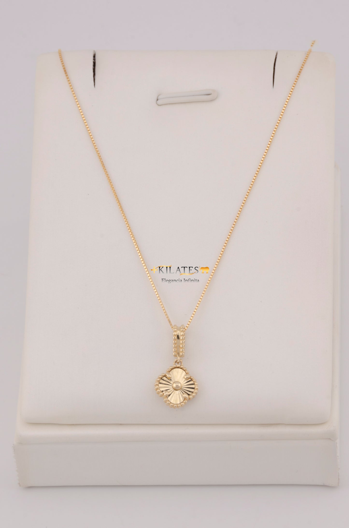 " CADENA PARA DAMA DE 50CM ESTILO FINITA SOLIDA CON DIJE DE TREBOL DORADO. ORO 10K #775-3793"