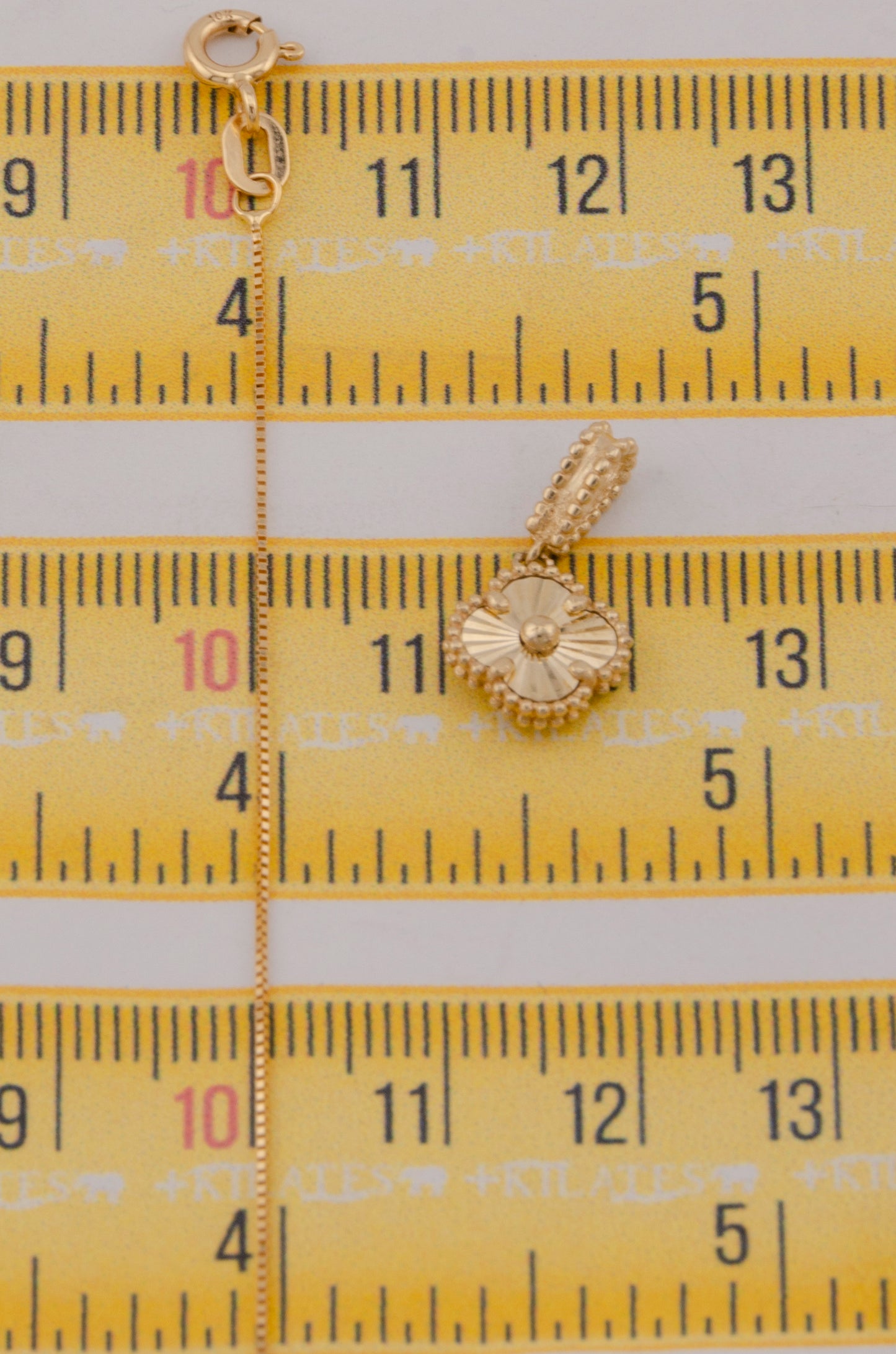 " CADENA PARA DAMA DE 50CM ESTILO FINITA SOLIDA CON DIJE DE TREBOL DORADO. ORO 10K #775-3793"