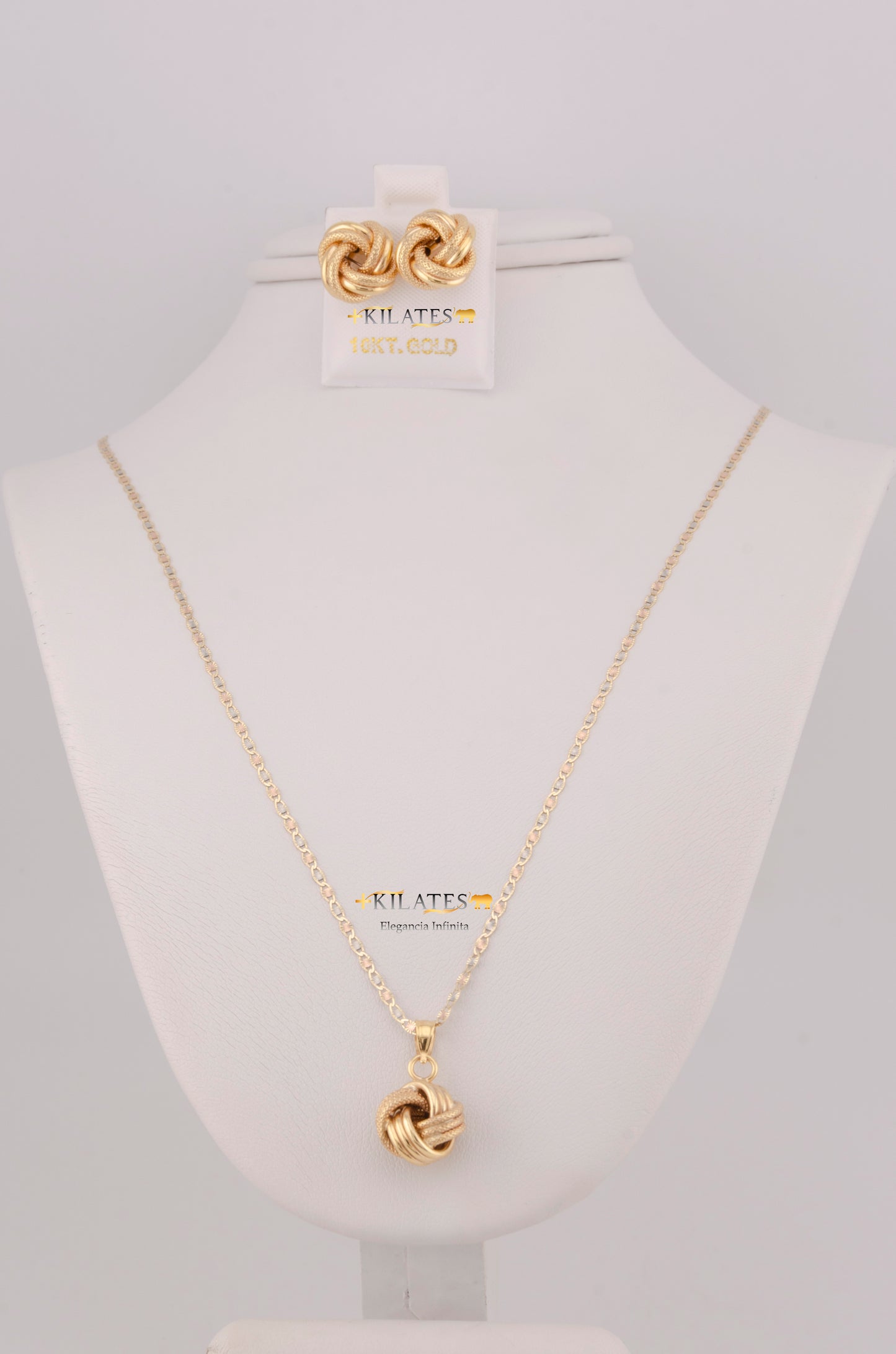 "SET DE CADENA ESTILO 3 OROS DE 50CM PARA DAMA CON DIJE Y ARETES DE NUDO. ORO 10K #775-3802"