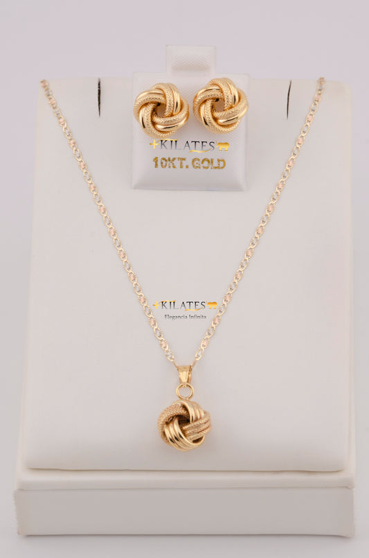 "SET DE CADENA ESTILO 3 OROS DE 50CM PARA DAMA CON DIJE Y ARETES DE NUDO. ORO 10K #775-3802"