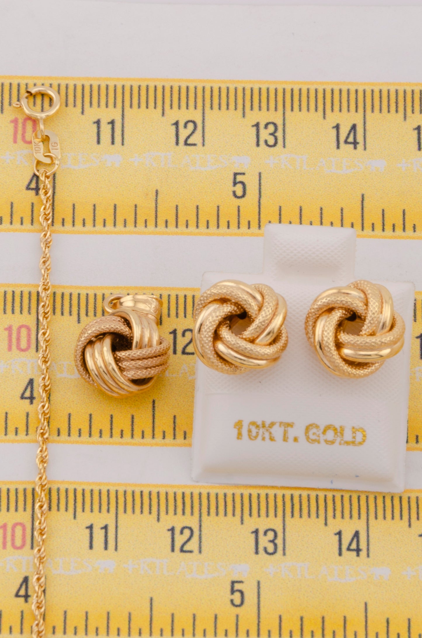 "SET DE CADENA ESTILO LAZO DE 50CM PARA DAMA CON DIJE Y ARETES DE NUDO. ORO 10K #775-3798"