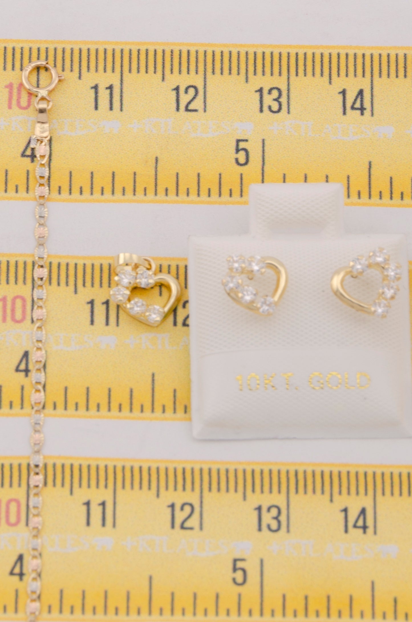 "SET DE CADENA ESTILO 3 OROS DE 50CM PARA DAMA CON DIJE Y ARETES DE CORAZON CON ZIRCONIA BLANCA. ORO 10K #775-3803"