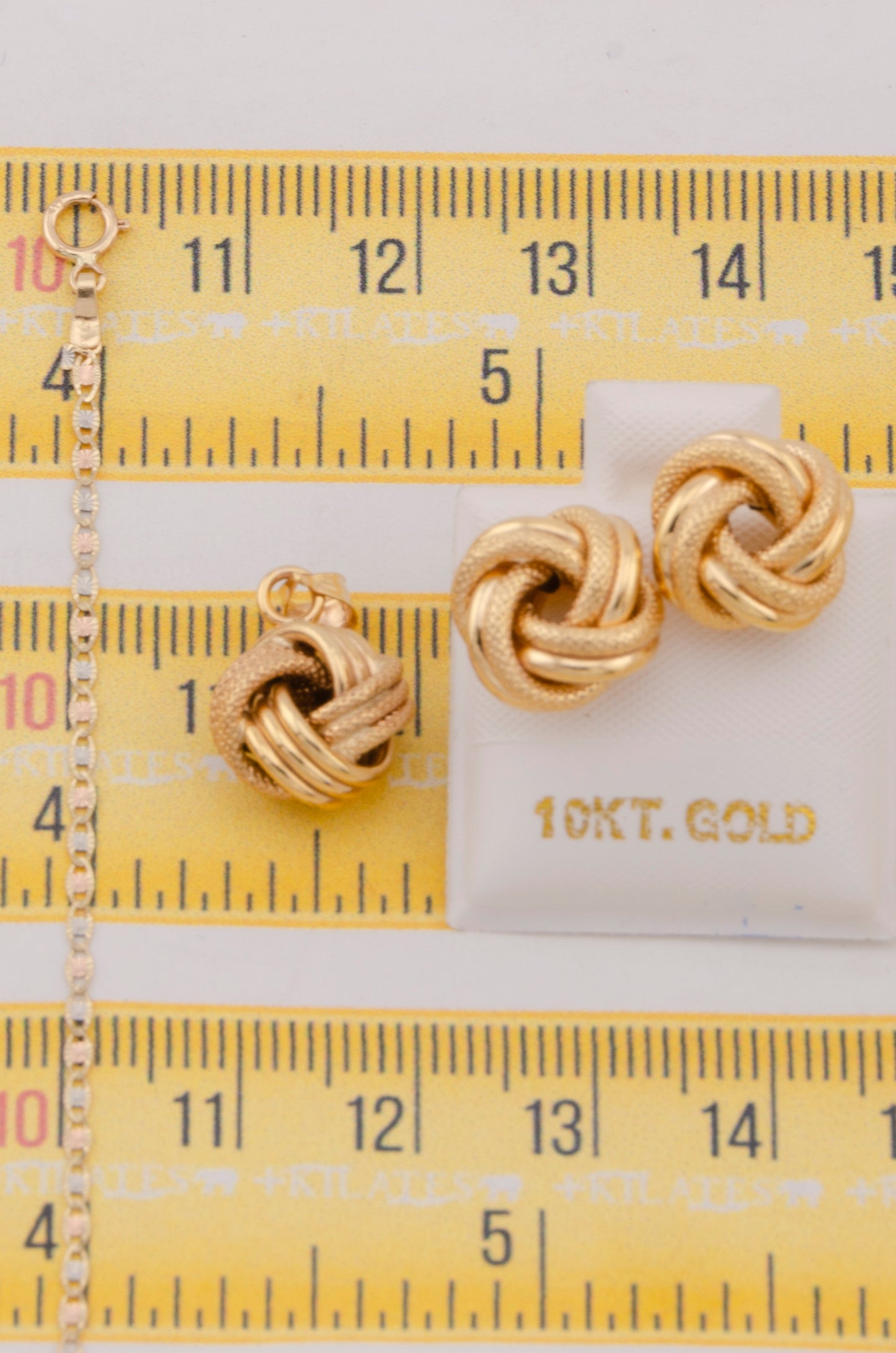 "SET DE CADENA ESTILO 3 OROS DE 50CM PARA DAMA CON DIJE Y ARETES DE NUDO. ORO 10K #775-3802"