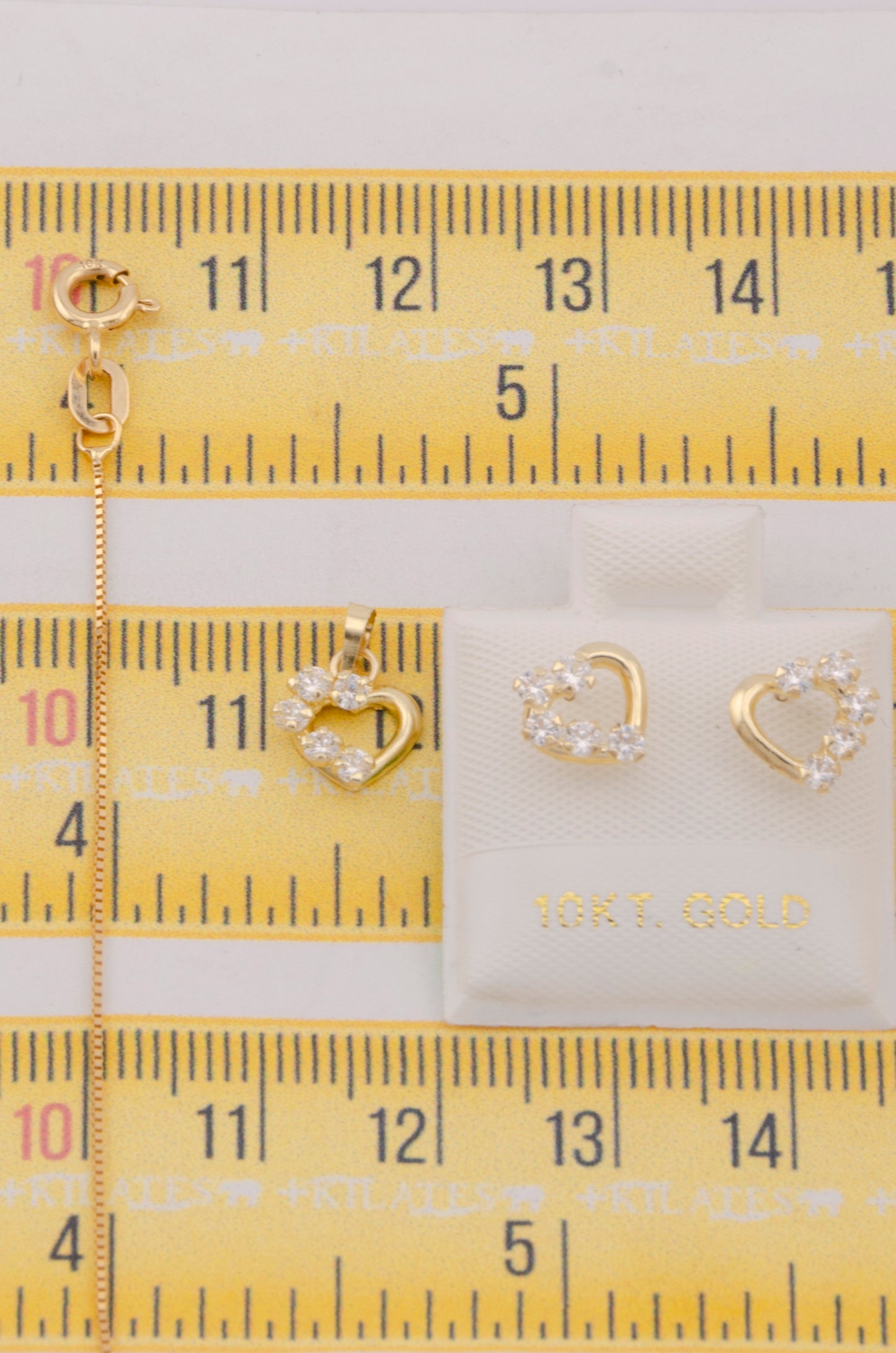 "SET DE CADENA ESTILO FINITA DE 50CM PARA DAMA CON DIJE Y ARETES DE CORAZON CON ZIRCONIA BLANCA. ORO 10K #775-3806"