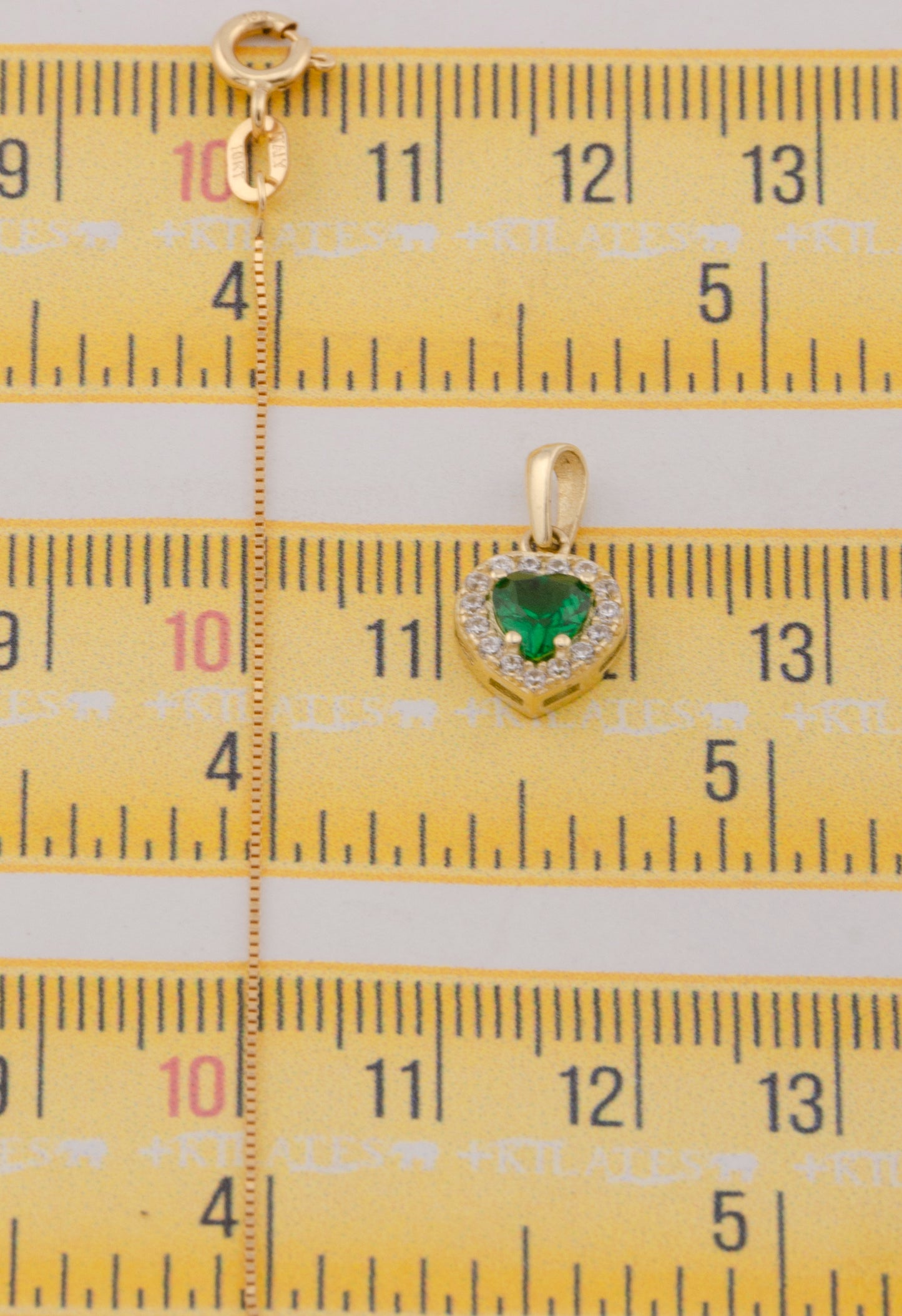 "CADENA DE 50CM PARA DAMA ESTILO FINITA CON DIJE DE CORAZON BLANCO CON VERDE. ORO 10K #775-3827"