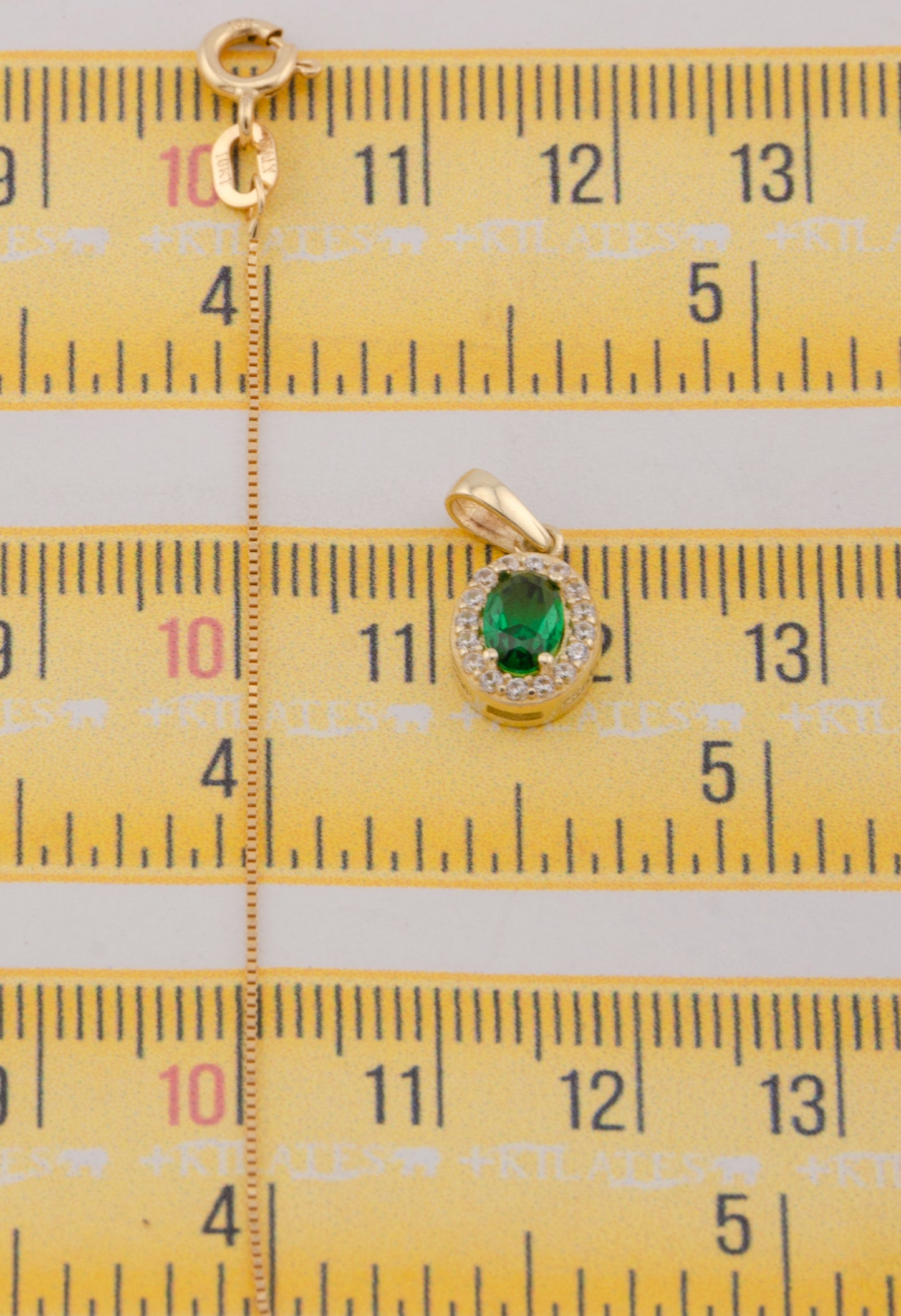 "CADENA DE 50CM PARA DAMA ESTILO FINITA CON DIJE OVALADO BLANCO CON VERDE. ORO 10K #775-3842"