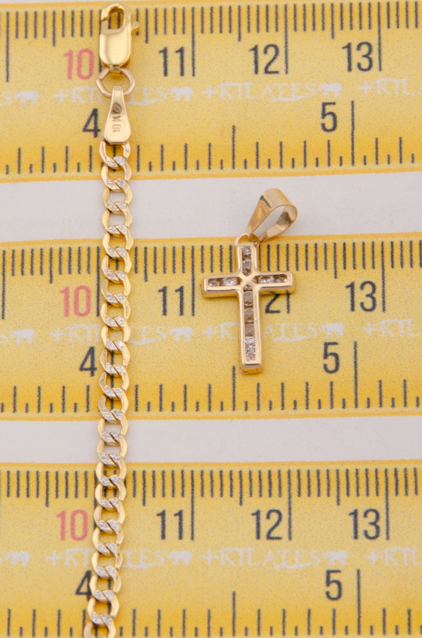 "CADENA PARA NIÑ@ DE 40CM ESTILO CUBANA DIAMANTADA CON DIJE DE DCRUZ CON ZIRCONIA BLANCA. ORO 10K #775-3864"