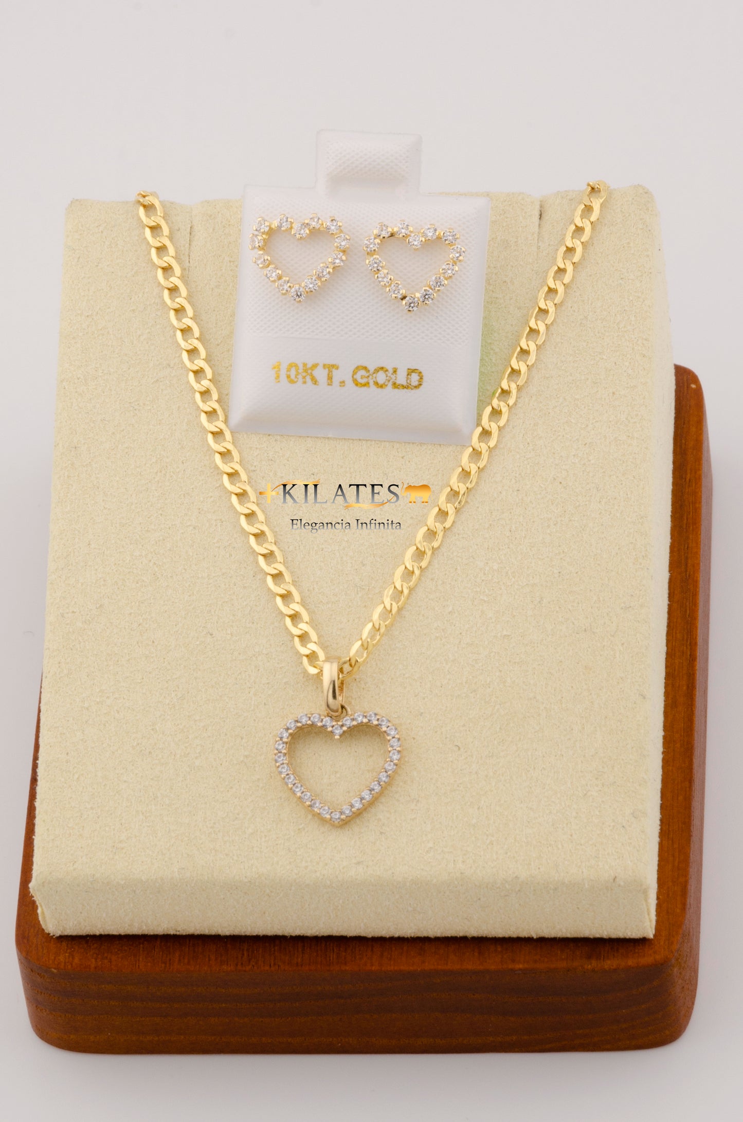 "SET PARA MUJER CADENA ESTILO LAZO  CON DIJE DE CORAZON Y ARETES. ORO 10K #775-2423"