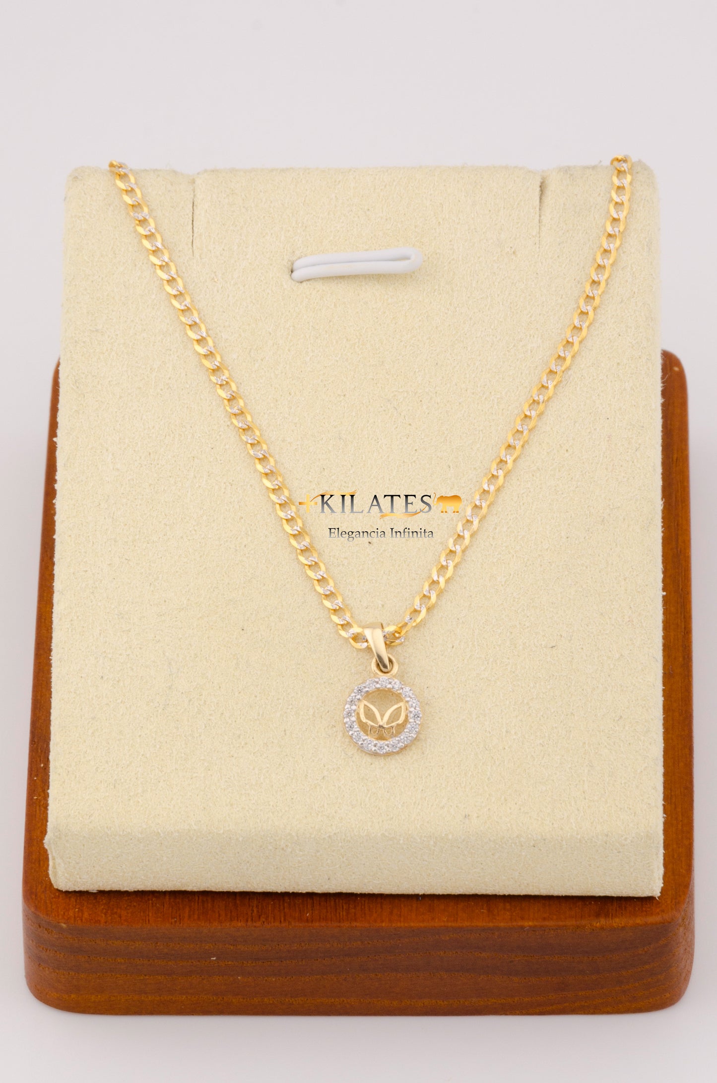 "CADENA PARA MUJER ESTILO CUBANA DIAMANTADA  50 CM CON DIJE REDONDO  BLANCO CON MARIPOSA. ORO 14K #775-2527"