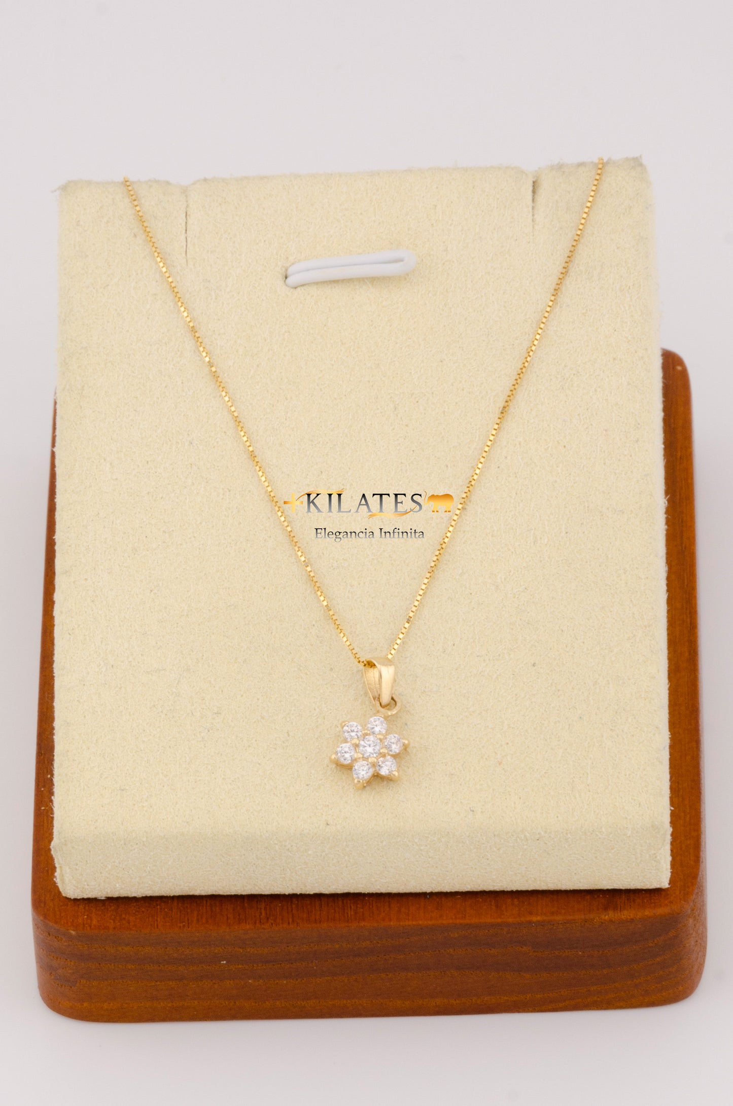 "CADENA PARA MUJER ESTILO FINITA  50 CM CON DIJE DE FLOR BLANCA. ORO 14K #775-2511"