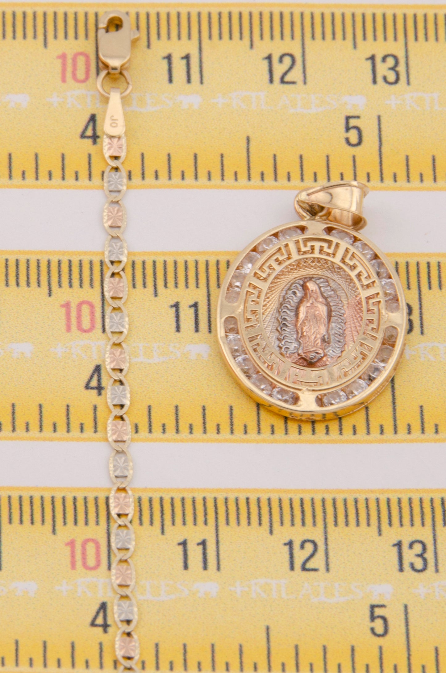 "CADENA DE 50CM PARA ADULTO ESTILO 3 OROS CON DIJE DE DE LA VIRGEN OVALADO GRANDE CON ZIRCONIA BLANCA .ORO 10K #775-2860"