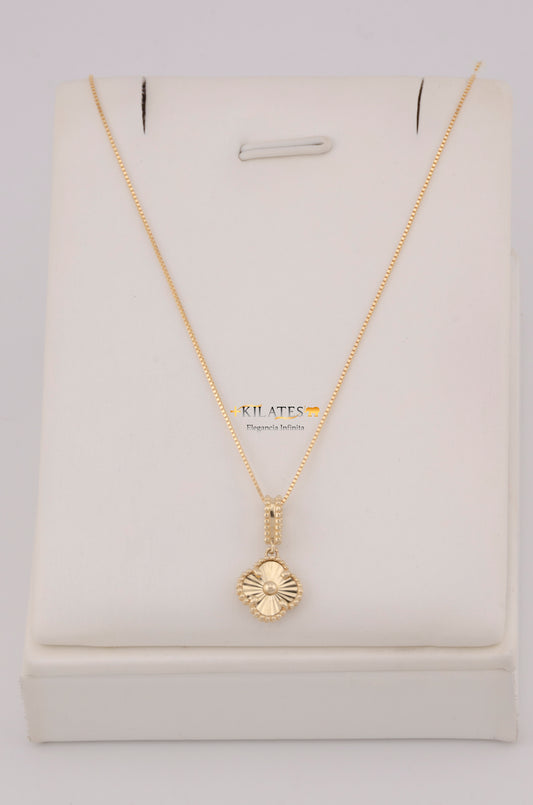 " CADENA PARA DAMA DE 50CM ESTILO FINITA SOLIDA CON DIJE DE TREBOL DORADO. ORO 10K #775-3793"