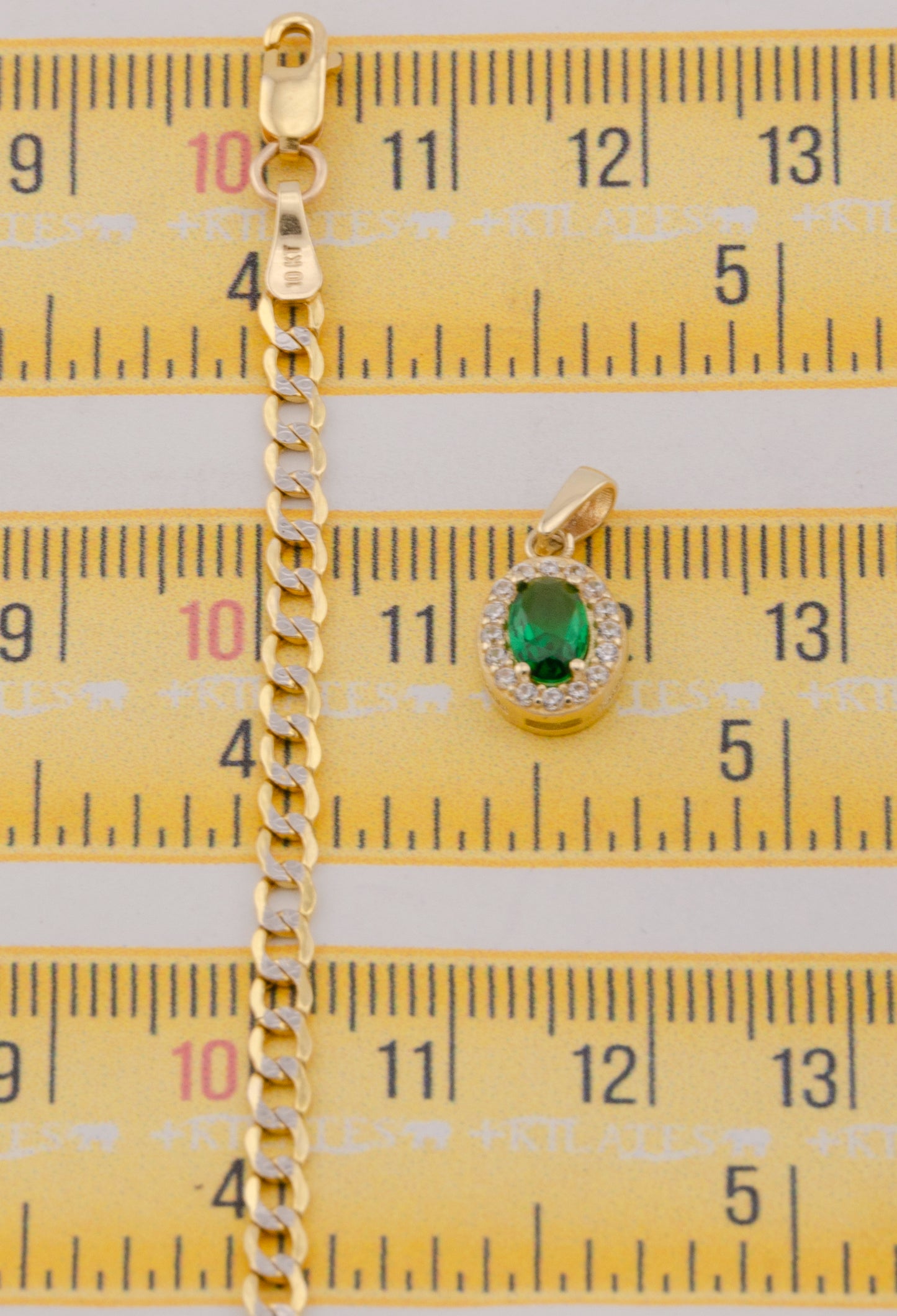 "CADENA DE 50CM PARA DAMA ESTILO CUBANA DIAMANTADA CON DIJE OVALADO BLANCO CON VERDE. ORO 10K #775-3845"