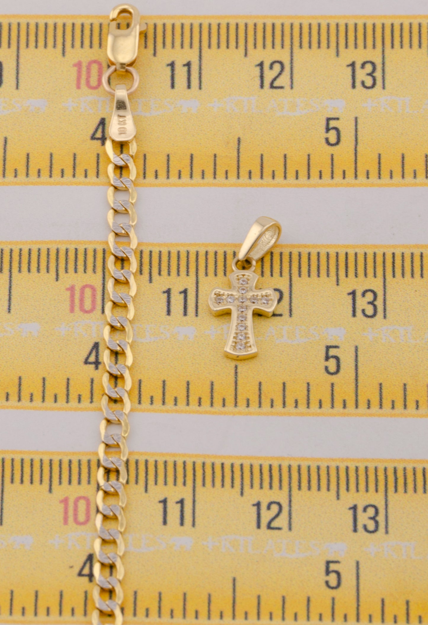 "CADENA DE 50CM PARA DAMA ESTILO CUBANA DIAMANTADA CON DIJE DE CRUZ CON ZIRCONIA BLANCA. ORO 10K #775-3850"