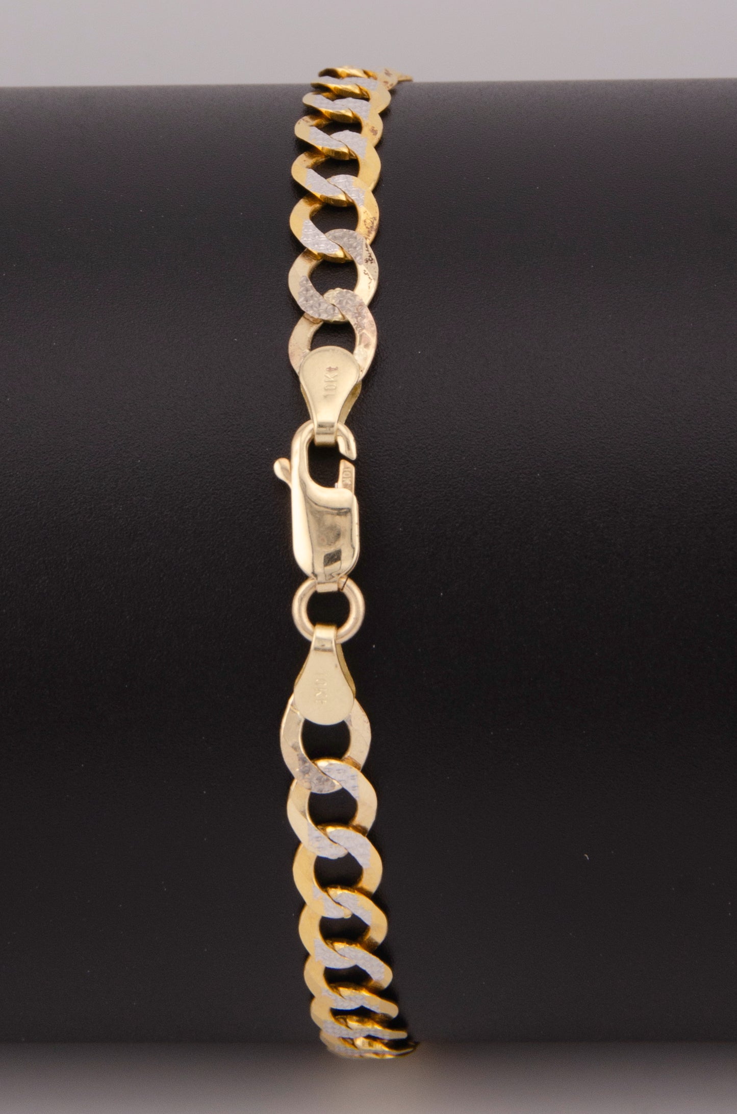 "PULSERA PARA ADULTO DE 21 CM ESTILO CUBANA DIAMANTADA SOLIDA. ORO 10K #775-3852"